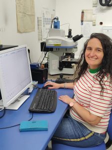 Melanie Kaliwoda am Raman Spektroskop