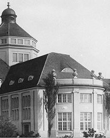 Südseite des Botanischen Instituts ca. 1915, die Attika mit den Dachziervasen; Foto: Archiv des Botanischen Gartens München-Nymphenburg